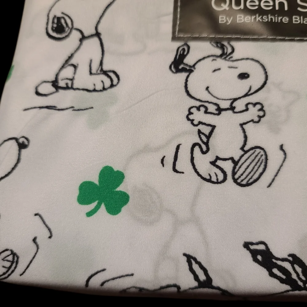 Snoopy Woodstock Lucky Clover Irish Shamrock St Patricks Day Queen Bed Sheet Set